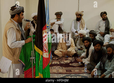 Le district de GARMSIR, province de Helmand, Afghanistan -District Gouverneur Mohammed Fahim parle aux membres de la communauté locale avant d'une cérémonie au siège de la Police du District, le 3 juillet. Plus de 15 policiers de Garmsir ont reçu des prix pour leur participation à la capture de deux individus de grande valeur recherché par le 1er Bataillon, 3e Régiment de Marines. À la fin de mai, l'ANP a remporté quatre insurgés, dispositif explosif de matières et d'armes nucléaires dans le cadre de contrôle des véhicules dans l'est du désert de Garmsir. La police de Garmsir reconnu devoir exceptionnel 110703-M-ED643-002 Banque D'Images