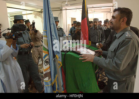 Le district de GARMSIR, province de Helmand, Afghanistan - La Police, le général Le Mollah Khil parle aux membres de la communauté locale au cours d'une cérémonie au siège de la Police du District, le 3 juillet. Khil est le sous-chef régional de la police de la région de la police en uniforme afghane 707e plus de 15 policiers de Garmsir ont reçu des prix pour leur participation à la capture de deux des individus recherchés par le 1er Bataillon, 3e Régiment de Marines. À la fin de mai, l'ANP a remporté quatre insurgés, dispositif explosif de matières et d'armes nucléaires dans le cadre de contrôle des véhicules dans l'est dese Banque D'Images