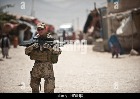 Un soldat affecté à la Force internationale d'assistance à la patrouille dans les rues de Mazar-e Sharif. Soldats affectés à la FIAS, le Commandement régional Nord, sont actuellement déployés en appui du gouvernement de la République islamique d'Afghanistan, de l'exploitation pour réduire l'insurrection, soutenir la croissance des forces de sécurité nationale afghanes, et faciliter la gouvernance et le développement socio-économique. Flickr - DVIDSHUB - FIAS effectue des patrouilles dans Mazar-e Sharif (Image 6 de 32) Banque D'Images