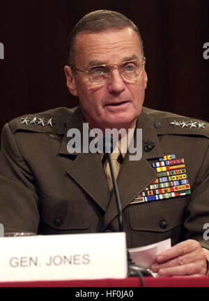 Le général James L. Jones, Jr., USMC, commandant du United States European Command et commandant suprême des forces alliées en Europe donne son mot d'ouverture lors de la Commission des forces armées du Sénat pendant son séjour à Washington D.C.sur Sept 23, 2004. Le général Jones était à l'immeuble de bureaux du Sénat Hart à témoigner sur la révision de la doctrine des forces militaires des États-Unis en poste à l'étranger . James L.2 Banque D'Images