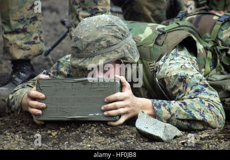 Corps des Marines des États-Unis (USMC) Lance Corporal (LCPL) Timothy W. littéral, société de génie de combat, 4e Peloton (PLT), Combat Assault Battalion (cabine), 3e Division de marines (MARDIV), met en place un champ utile M18A1 Claymore Mines anti-personnel en face d'une cible à une gamme de démolition dans l'aire de Manœuvre Fuji Camp afin de tester son efficacité. La cabine est déployée au Camp Fuji pour la formation sur le terrain au cours de l'exercice 05-1 Fuji. L'Usmc engin mine Claymore Banque D'Images