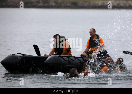 L'eau de la bande de roulement des marins en attendant d'aborder un bateau gonflable Zodiac au cours d'une évolution de la formation, 19 août. L'évolution de la formation fait partie d'une formation initiale destinée à construire la camaraderie et l'esprit de corps entre le premier maître de harem et les premiers maîtres. L'induction est la troisième phase d'un processus de formation d'un an à maître de première classe sont soumis à et signifie l'entrée dans le rang qui lui revient. Les chefs et la lune avec zodiaques DVIDS445133 Banque D'Images