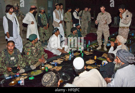 Lieutenant-colonel Daniel A. Schmitt (deuxième en partant du haut à droite), le commandant de bataillon pour 3e Bataillon, 6e Régiment de Marines, aborde les invités rassemblés lors d'une fête organisée par un leader local Mohammad Cabines Rhassoul. Cabines rhassoul a tenu le dîner pour célébrer la réouverture de la mosquée locale et pour commémorer la mort de son frère et son père aux mains des insurgés. Les Marines de la compagnie Kilo, 3/6, ont été des patrouilles et l'encadrement des soldats de l'Armée nationale afghane. Les résidents de Marjah prendre position contre des insurgés, reconstruire community 110820-M-HB024-011 Banque D'Images