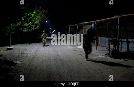 Marines avec la compagnie Kilo, 3e Bataillon, 6e Régiment de Marines, de patrouiller les rues de la ville après avoir assisté à un dîner organisé par un chef de communauté locale Mohammad Cabines Rhassoul. Cabines rhassoul la fête pour faire des militaires de l'Armée nationale afghane, la police en uniforme afghane, et les Marines ensemble pour célébrer la réouverture de la mosquée locale. Les résidents de Marjah prendre position contre des insurgés, reconstruire community 110820-M-HB024-015 Banque D'Images