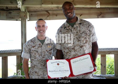Un Marine se réengage à la base expéditionnaire conjointe Little Creek-Fort Story, en Virginie, prêtant serment d'enrôlement et de poursuite du service alors qu'il est affecté au Marine corps Training and Advisory Group avec une expérience de déploiement préalable dans l'opération Iraqi Freedom et l'opération Enduring Freedom. Banque D'Images