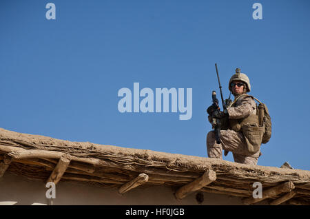 Natif de Cincinnati Le Cpl. Clint Sahadi, chef d'équipe à la Compagnie India, 3e Bataillon, 6e Régiment de Marines, observe les actions des soldats de l'Armée nationale afghane et la police locale afghane artificiers d'un toit dans l'Est de Marjah. Les forces de sécurité afghanes a étudié plusieurs composés locales tout au long de huit heures de patrouille. Les Afghans à exécuter en premier dans l'est de Marjah patrouille solo 110824-M-HB024-002 Banque D'Images