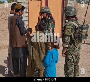 Le sergent-major de l'Armée nationale afghane. Aliabass (centre), un commandant de peloton 2ème, 1er peloton Tolai, 3e Kandak, parle avec les habitants de l'Est de Marjah au cours d'une patrouille de sécurité. Ensemble, l'ANA et la police locale afghane composés recherchés et parlait avec les résidents pour recueillir de l'information. Les Afghans à exécuter en premier dans l'est de Marjah patrouille solo 110824-M-HB024-011 Banque D'Images