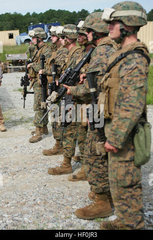Les US Marines du quartier général et de la compagnie de service, 1er bataillon, 2D Marine Regiment, 2D Marine Division ont mené une formation de patrouille anti-IED à Fort Pickett, Virginie, le 12 septembre 2011, se préparant au déploiement avec plus de 900 Marines et marins dans un exercice d'entraînement. Banque D'Images