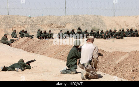Les recrues de la police locale afghane effectuent des exercices de tir et de manœuvre contre des cibles simulées sous la supervision d'instructeurs pendant la formation à l'Académie ALP. Le cours est conçu pour développer des compétences professionnelles en matière de police et améliorer les capacités de sécurité dans les communautés locales. Banque D'Images
