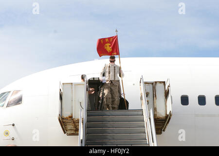 Le sergent du Corps des Marines des États-Unis. Morgan Jones, cellules, de mécanicien de marine 463 Escadron d'hélicoptères lourds, porte les HMH-463 guidon à bord de Marine Corps Air Station Kaneohe Bay, le 17 septembre 2011. Environ 160 marins et Marines attaché à HMH-463 et de l'escadron 24 de la logistique de l'Aviation maritime est retourné à MCAS Kaneohe Bay après un déploiement de sept mois en Afghanistan dans le cadre de l'opération Enduring Freedom. Accueil à venir 110917-M-DX861-010 Banque D'Images