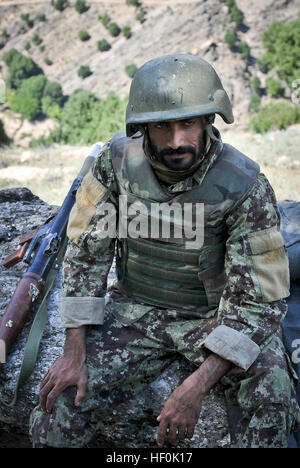 Un soldat de l’Armée nationale afghane observe le village de Wanat alors qu’il mène des opérations avec la Task Force Bronco, la 3e brigade et la 25e division d’infanterie, soutenant la sécurité et les activités opérationnelles dans la région. Banque D'Images
