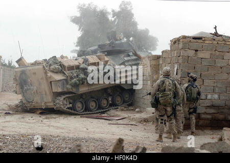 041117-M-4329J-006 Fallujah, Iraq (nov. 17, 2004) - Un véhicule d'assaut amphibie (AAV) lecteurs au travers d'un mur et portail fermé pour ouvrir un chemin pour les Marines américains affectés au 2e peloton, Compagnie India, 3e Bataillon, 1er Marines, 1 Division de marines, comme ils acquièrent de l'entrée d'un bâtiment qui devait être effacée à Fallujah, Iraq, au cours de l'opération Al Fajr (l'Aube nouvelle). L'opération Al Fajr est une offensive pour éradiquer les forces ennemies à l'intérieur de la ville de Fallujah en faveur du maintien de la sécurité et les opérations de stabilisation dans la province d'Al Anbar en Irak. Les Marines américains photo par Lance Cpl. L Ryan Jones Banque D'Images
