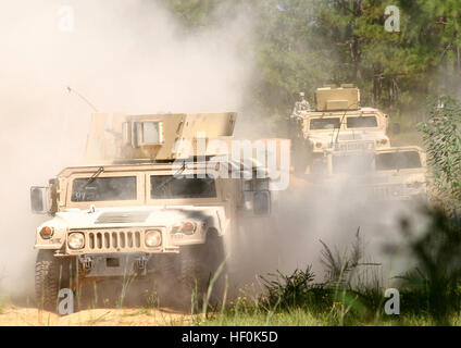 Un humvee transportant des soldats de la 37ème Infantry Brigade Combat Team hits la simulation d'un engin explosif improvisé au cours de l'entraînement au Camp Shelby Joint Forces Training Center le 1 er octobre 2011. La 37e IBCT est le déploiement en Afghanistan à l'appui de l'opération Enduring Freedom. La Garde nationale de l'Ohio (photo par le Sgt. Kimberly Agneau) (Publié) Flickr - DVIDSHUB - Véhicule (Image 2 de 2) Banque D'Images