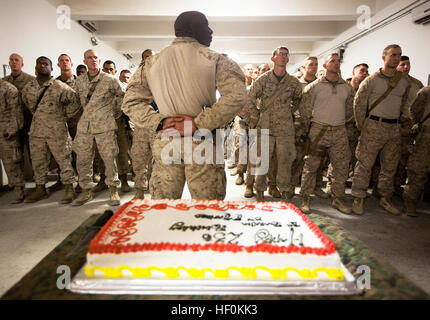 Le sergent des Marines des États-Unis. Le major Dwight D. Jones, 1er Bataillon, 3e Régiment de Marines le sergent major de Detroit, et une formation de Marines et les marins de 1/3 et 3e Bataillon, 3e Régiment de Marines, regarder le Commandant de la Marine Corps' message d'anniversaire tout en célébrant le 236e anniversaire du Marine Corps ici, le 10 novembre. Les bataillons ont célébré l'anniversaire de concert à la suite de l'arrivée récente de "bataillon" de l'Amérique à Garmsir. Il y a un an, 3/3 était presque à la fin d'un déploiement dans le district de Nawa. Ils ont retourné à la province de Helmand pour soulager les collègues de Hawaï 1/3 "Chiens de lave", qui a commencé à t Banque D'Images