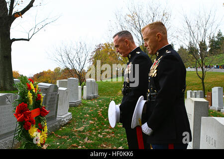 Le général Joseph F. Dunford, commandant adjoint du Corps des Marines, et le colonel Paul D. Montanus, Marine Barracks Washington commandant, arrête un instant de silence au cours d'une cérémonie à la tombe du Général Clifton B. Gates, 19e commandant du Corps des Marines, dans le Cimetière National d'Arlington le 10 novembre. Six équipes de la caserne a visité des tombes des anciens commandants et de tous les sergents le Corps des marines dans la région de la capitale nationale pour rendre hommage aux anciens dirigeants de l'armée sur le 236e anniversaire du Corps des Marines. L'USMC-111110-M-RT059-851 Banque D'Images