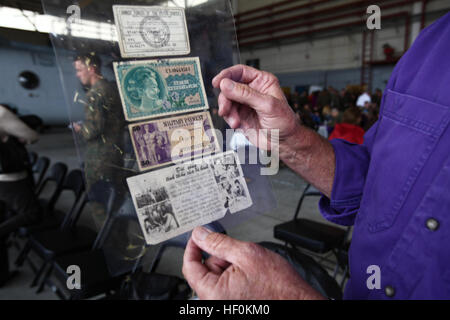 Tim Stanton, un San Gabriel, Californie, autochtones et ancien Marine, affiche 1,50 $ en argent "militaire", les Conventions de Genève et une carte d'une propagande américaine notice à la célébration du 50e anniversaire de l'Escadron d'hélicoptères maritimes à bord moyen 364 Marine Corps Air Station Camp Pendleton, en Californie, le 10 novembre. Stanton a ces éléments dans ses poches lorsqu'il a été évacué du Vietnam en 1971 par le HMM-364 Purple Renards. Le renard pourpre fin de célébrer le 50e anniversaire de l'OIF, 111110-M-NF414-386 Banque D'Images