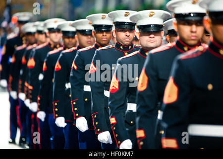 NEW YORK -- Les Marines du 6e Bataillon de communications, Marine Réserve des Forces canadiennes, ont défilé à l'assemblée annuelle des anciens combattants de New York Day Parade, ici, le 11 novembre. Cette année marque le 92e anniversaire de la Journée des anciens combattants de la ville de New York défilé. Le défilé est organisé par l'Organisation des anciens combattants de guerre Conseil, Inc. au nom de la ville de New York. C'est la plus ancienne et la plus grande du genre dans le pays. Depuis le 11 novembre 1919, le défilé a été l'occasion pour les Américains et les visiteurs internationaux à honorer ceux qui ont servi dans la plus grande ville du pays. Le Sgt. Meyer, Dakota a récemment décerné la Médaille de la Marine H Banque D'Images