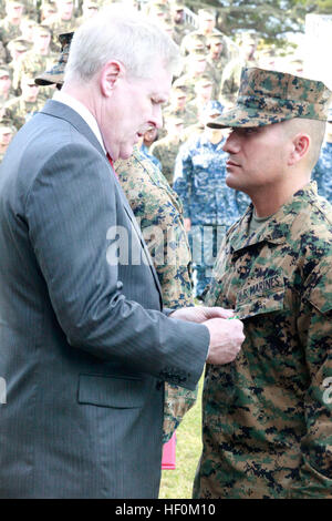 Le secrétaire à la Marine Ray Mabus présente le sergent du Corps des Marines des États-Unis. Adam Galaviz, Echo Company, 2e Bataillon, 3d, un régiment de marines de la Marine et du Corps des médaille avec un dispositif de distinction de Combat (bronze lettre V) sur base du Corps des Marines Hawaii, le 6 décembre 2011. Galaviz a reçu le prix pour les mesures prises alors que dans la province d'Helmand, en Afghanistan, dans le cadre de l'opération Enduring Freedom. Secrétaire de la Marine visite les militaires 111206-M-DX861-018 Banque D'Images