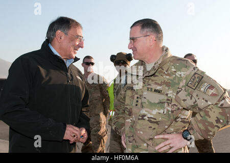 Le secrétaire américain à la Défense Leon Panetta partage un mot discret avec le commandant de l'ISAF Joint Command et commandant adjoint de Forces-Afghanistan Aux États-Unis, le général Curtis Scaparrotti, le 15 décembre à Kaboul. Panetta est arrivé à l'Afghanistan, Kaboul, Aéroport International, où est situé la CMI, le 13 décembre et a profité de l'occasion pour rencontrer les dirigeants afghans et de la coalition lors de la visite avec les troupes en déploiement. Après avoir quitté l'Afghanistan, il continuera à Bagdad, où il va observer la transition et fin de missions de combat en Irak. Le Secrétaire de la Défense visites Afghanistan DVIDS499491 Banque D'Images