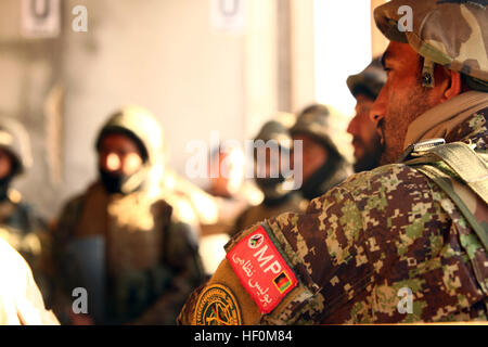 Les soldats de l'Armée nationale afghane avec la Police militaire Carmina, 1ère Brigade, 215e Corps, écouter attentivement au cours de la force d'interdiction de l'air bref formation ici, le 19 décembre. En préparation pour de futures opérations marines, avec l'équipe de combat régimentaire 5 Équipe de formation intégrés formés les soldats de l'ANA sur le débarquement d'hélicoptères CH-53 Sea Stallion, interagir avec des personnes à leur objectif et correctement le personnel et les véhicules de recherche. Avec la transition de l'autorité de sécurité approche rapidement dans plusieurs districts du sud de la province de Helmand, la participation des soldats de l'ANA en opérations militaires uniques Banque D'Images