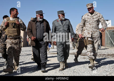 Le colonel des marines américain Roger B. Turner (à droite), commandant de l'équipe de combat régimentaire, 5 promenades avec le Lieutenant-colonel Masloom Garmsir, chef de police de district, au cours d'une conférence du commandant ici, 8 janvier. La conférence a rassemblé des dirigeants afghans et de la coalition de Marjah, Nawa, Garmsir et Khan-Neshin districts pour discuter des progrès récents et futurs défis de l'avenir des forces canadiennes feront face à la transition de la responsabilité en matière de sécurité des autres districts dans le sud de la province de Helmand aux forces afghanes et le gouvernement afghan. Leadership Afghan et Marine de discuter des progrès réalisés, les défis de l'avenir i Banque D'Images