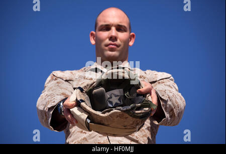 1er lieutenant des Marines, un Ryan Gulliksen 26 ans agent de la logistique avec le Siège et Service Company, 3e Bataillon, 3e Régiment de Marines, et les autochtones d'Ormond Beach, en Floride, affiche un petit morceau de drapeau américain déjà volé par son grand-père qu'il garde à l'intérieur de son casque en Kevlar ici, 12 janvier. Gulliksen passe chacun de ses jours sur le déploiement dans le sud-ouest de la province de Helmand en Afghanistan à l'appui des quelque 1 200 marins et Marines dans son bataillon. Il est l'un des visages d'une transition historique dans les décisions ; un ingrédient unique dans un creuset de servicemembers consacrée à Banque D'Images