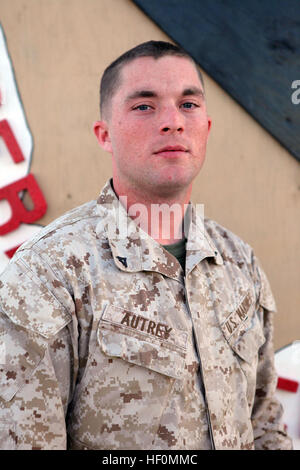 Lance le Cpl. Michael Autrey, spécialiste des systèmes de données, l'équipe de combat régimentaire 6, est actuellement déployé à base d'Delaram II, en Afghanistan. Bien que son travail lui a l'arrière des ordinateurs de travail et la gestion des réseaux de données critiques, Autrey a une passion pour les chevaux, et il a dit sa vie plans comprennent l'enseigner aux gens comment former les chevaux, la propriété et l'exécution d'un ranch pour les enfants ayant des besoins spéciaux et même devenir un Texas Ranger. Rêves de chevaux marins Tatum, ranchs et les Rangers du Texas 120120-M-EV518-561 Banque D'Images