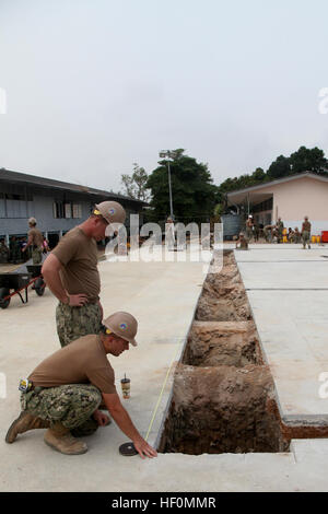 CHON BURI, Royaume de Thaïlande- US Navy Seabees métallurgiste 1re classe Guy Voir le métallo et 2e classe Daniel Strompolis avec Mobile Naval Construction Battalion 40, commencer la construction sur le fondement d'un bâtiment multifonctionnel à la Temple Wat Chalheamlap l'école comme une partie de l'or 2012 Cobra à Chon Buri, Thaïlande, le 17 janvier 2012. Gold Cobra 2012 offre des possibilités de formation uniques et dynamiques de participation des partenaires militaires, tout en favorisant les relations entre les militaires et les communautés locales. (US Marine Corps photo par Lance Cpl. Carl Payne/libérés) 2012 1201 Gold Cobra Banque D'Images