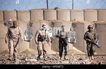 BASE d'opérations avancée, Delhi, province de Helmand, Afghanistan - un interprète et U.S. Marine Cpl. Jason Misener, un 21-year-old rifleman avec le 3e Bataillon, 3e Régiment de Marines, l'équipe d'entraînement intégrée et natif de Hackettstown, N.J., marcher avec des militaires de l'Armée nationale afghane à partir de la 2e Kandak, 1ère Brigade, 215e Corps, après avoir examiné les objectifs des soldats à la suite d'un exercice d'étalonnage des armes au cours d'une sous-direction de l'ANA Academy ici, le 25 janvier. M. Watson a déclaré que l'académie- le tout premier dans le district de Garmsir - a donné les sous-officiers afghans une occasion de développer leurs compétences en leadership base Banque D'Images