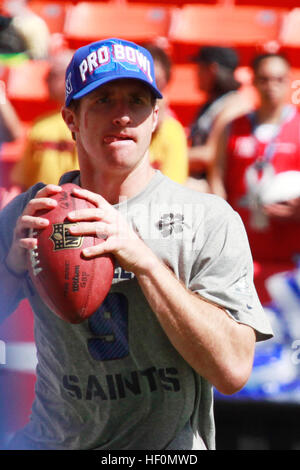 New Orleans Saints quarterback Drew Brees se prépare à lancer un ballon de football pendant le préchauffage arborant de l'Aloha Stadium lors de la Ligue Nationale de Football 2012 Pro Bowl à Honolulu, Hawaï, le 29 janvier 2012. Pro Bowl 2012 120129-M-DX861-031 Banque D'Images