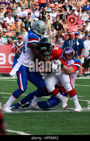 Jacksonville Jaguars Maurice Jones-Drew running back est abordé à l'Aloha Stadium au cours de la National Football League 2012 Pro Bowl à Honolulu, Hawaï, le 29 janvier 2012. Pro Bowl 2012 120129-M-DX861-121 Banque D'Images