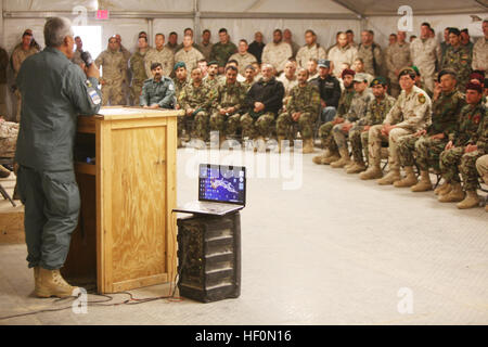 Le major-général Dawlatzai Asmatullah, général commandant la 707e de la police en uniforme afghane de zone, les adresses des étudiants et des visiteurs de la participation à la réduction du risque d'explosion en cours à l'Académie de soutien conjoint au sud-ouest, le 2 février. Vingt-six étudiants de la Force de sécurité nationale afghane est diplômé de l'quatre semaines de cours conçu pour enseigner les Afghans comment balayer en toute sécurité, d'identifier et de détruire les engins explosifs en place, en plus de l'élimination des munitions non explosées. Réduction des risques d'explosion les diplômés du cours à l'académie de l'Helmand 120202-M-GF563-021 Banque D'Images