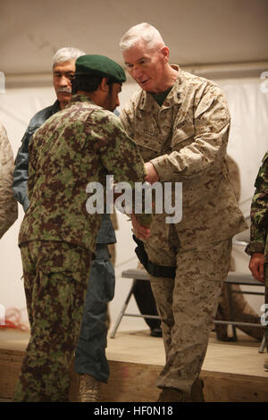 Le major-général John A. Toolan, général commandant du Commandement régional sud-ouest et II Marine Expeditionary Force (avant), présente un certificat d'achèvement d'une armée nationale afghane diplômé de la réduction de risque d'explosion en cours à l'Académie de soutien conjoint au sud-ouest, le 2 février. Le cours est l'un des nombreux offerts par les États-Unis et les forces de la coalition à l'académie, qui enseigne tout ce qui est de l'alphabétisation aux leadership tactique. Réduction des risques d'explosion les diplômés du cours à l'académie de l'Helmand 120202-M-GF563-097 Banque D'Images