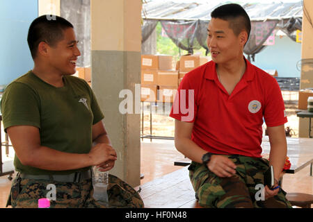 La Marine américaine Hospitalman 2e classe Mark Cristobal avec l'Escadron de soutien de l'aile Marine 172 et République de Corée. Lee Chang parler à un bâtiment en construction à la Ban Khlong Bangbor l'école dans le cadre de l'exercice 2012 d'or Cobra Rayong, Royaume de Thaïlande, 7 février 2012. MWSS-172 fait partie du groupe d'appui de l'aile Marine 17, 1er, aile d'avion Marine III Marine Expeditionary Force. L'effort coordonné affiché sur le site de construction met en lumière l'effort commun des pays participants en CG 12. L'exercice améliore la capacité de planifier et de mener des Banque D'Images