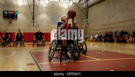 Le Cpl. Josue Barron, membre de l'équipe de l'Est et d'un natif de Cudahy, Californie, met en place un tir au cours d'une pause rapide à l'est par rapport aux alliés jeu de la Marine Corps 2012 Essais cliniques au Marine Corps Base Camp Pendleton, en Californie, le 18 février. L'équipe de l'est perdu le match 21-24. Plus de 300 Marines blessés du régiment du guerrier blessé, en plus d'anciens combattants et alliés, sont en compétition dans le deuxième procès annuel, qui comprennent la natation, le basket-ball en fauteuil roulant, le volleyball assis, l'athlétisme, le tir à l'arc, vélo et le tir. Le top 50 des Marines américains gagneront la possibilité de livrer concurrence dans la Warr Banque D'Images