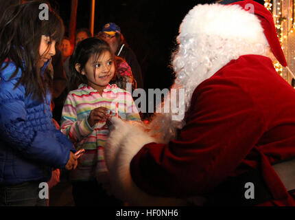 Santa Claus se réunit avec les enfants au cours de la 19e édition d'hiver Twentynine Palms Light Parade et l'illumination de l'arbre d'une cérémonie à Twentynine Palms, en Californie le 3 décembre. Bien que le défilé est normalement son propre événement, cette année, ils ont combiné avec le rapport annuel de l'illumination de l'arbre Cérémonie à l'Hôtel de ville pour recueillir la participation max. 19e Congrès annuel de l'hôte Twentynine Palms Winter Light Parade 131203-M-FD301-013 Banque D'Images