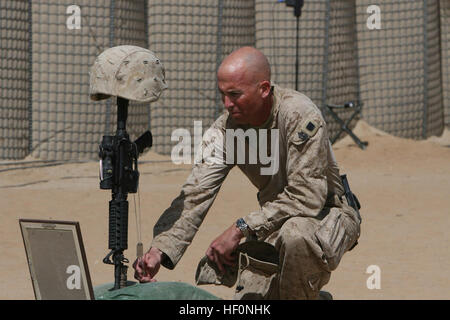 Quarante-cinq ans ; le Sgt. Le major Robert J. Cottle, 4e Bataillon de reconnaissance blindé léger, 4e Division de marines, rend hommage à l'un de ses marins tombé le 8 mars 2010 à la gare du sud, dans la province d'Helmand, en Afghanistan. Un peu plus de deux semaines plus tard, Cottle, sept ans d'ancien combattant en service actif et agent de SWAT pour le service de police de Los Angeles, a été frappé par une bombe placée en bordure de le tuer et de 19 ans. Centanni Rick. Flickr - DVIDSHUB - Sgt. Le major Cottle rend hommage aux marins morts Banque D'Images