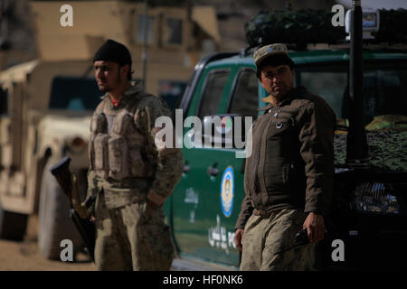 Les membres de la police en uniforme afghane (PUA) attendent l'arrivée d'officiers supérieurs avec l'Afghan National Civil Order Police (ANCOP) et de l'AUP de Kajaki, dans la province d'Helmand, en Afghanistan, le 21 février 2012. ANCOP et dirigeants AUP s'est rendu à Kajaki de prendre part à une réunion (shura), avec les anciens du village. (U.S. Marine Corps photo par le Sgt. Albert J. Carls) Enduring Freedom 120221-M-UH432-002 Banque D'Images