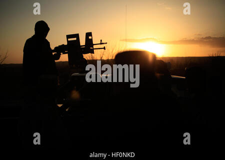 Un Afghan National Civil Order Police (ANCOP) officier dans le 1er Bataillon, 5e Brigade fournit la sécurité au sommet d'un véhicule lors d'une shura, ou de la réunion, dans la province de Helmand, Kajaki, Afghanistan, le 21 février 2012. ANCOP et chefs de la police en uniforme afghane et les anciens du village ont discuté l'amélioration de la sécurité dans la région au cours de la shura. (U.S. Marine Corps photo par le Sgt. Albert J. Carls) Enduring Freedom 120221-M-UH432-094 Banque D'Images