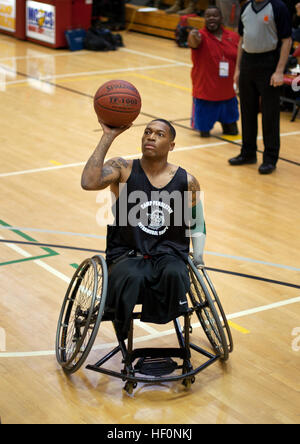 Le Cpl. Anthony McDaniel, natif de Pascagoula, Mississippi, prend un coup de feu au cours de l'or de basket-ball en fauteuil roulant, à l'Est par rapport aux alliés au Marine Corps 2012 Essais cliniques au Marine Corps Base Camp Pendleton, en Californie, le 19 février. McDaniel a perdu ses deux jambes et sa main gauche dans l'explosion d'un engin explosif en 2010, mais bénéficie toujours des sports de compétition comme la course en fauteuil roulant et de basket-ball en fauteuil roulant. McDaniel et plus de 300 Marines blessés du régiment du guerrier blessé, en plus d'anciens combattants et alliés, sont en compétition dans le deuxième procès annuel, qui comprennent la natation, le fauteuil roulant Banque D'Images