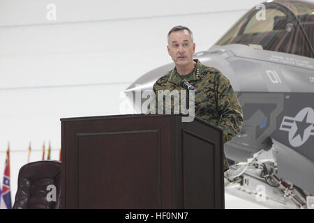 Le général Joseph F. Dunford Jr., commandant adjoint du Corps des Marines, prend la parole lors du F-35B Lightning II Cérémonie de lancement à la base aérienne d'Eglin, en Floride, le 24 février. "Pour la première fois dans l'histoire de l'aviation, les caractéristiques les plus meurtrières - vitesse supersonique, échapper au radar, furtif, agilité extrême décollage court et atterrissage vertical capacité - ont été combinées en une seule plate-forme," dit Dunford. L'USMC-120224-M-FL266-005 Banque D'Images