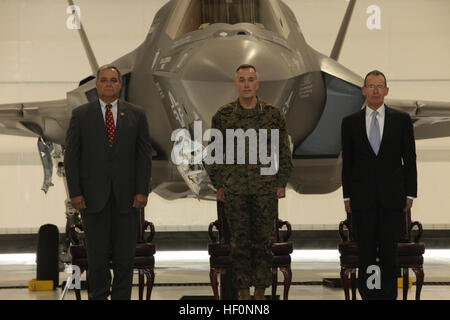 Représentant américain Jeff Miller (FL-1), commandant adjoint de la Marine Corps, le général Joseph F. Dunford Jr., PDG de Lockheed Martin et Robert Stevens pour l'interprétation de l'hymne national à la Marine Corps' F-35B Lightning II Cérémonie de lancement à la base aérienne d'Eglin, en Floride, le 24 février. L'USMC-120224-M-FL266-001 Banque D'Images