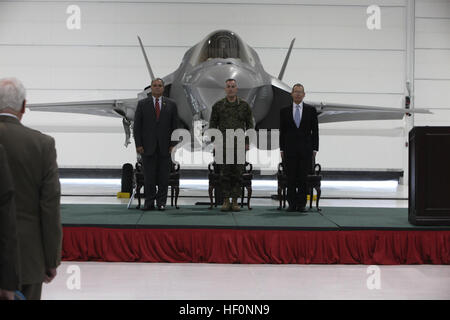 Représentant américain Jeff Miller (FL-1), commandant adjoint de la Marine Corps, le général Joseph F. Dunford Jr., PDG de Lockheed Martin et Robert Stevens pour l'interprétation de l'hymne national à la Marine Corps' F-35B Lightning II Cérémonie de lancement à la base aérienne d'Eglin, en Floride, le 24 février. L'USMC-120224-M-FL266-002 Banque D'Images