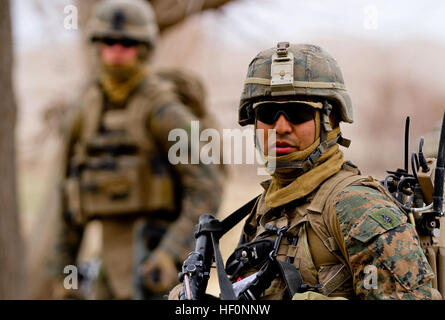 Le Cpl. Manuel Ortiz, chef d'équipe à la 3e peloton, Compagnie de Lima, par des patrouilles, de Sangin 26 février. 2012. Ortiz, en mission avec la 3e Bataillon, 7e Régiment de Marines, ce déploiement utilisé pour former les jeunes marins. En tant que chef d'équipe, Ortiz a donné ses marins responsabilité supplémentaire tout en supervisant leurs progrès. Ortiz ses marins formés pour remplir ses chaussures après qu'il quitte l'équipe. Flickr - DVIDSHUB - Texas prépare les jeunes Marines Marines pour remplir ses chaussures (Image 5 de 7) Banque D'Images