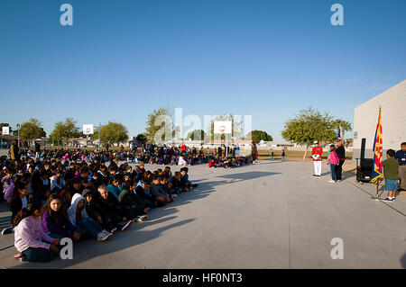 Les Marines américains du Battle Color Detachment organisent une cérémonie de levée de drapeau à l'école primaire de Pueblo à Yuma, en Arizona, en présence des Drum and Bugle corps et des membres de Color Guard. Banque D'Images