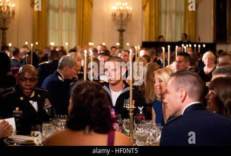 Un marin s'occupe d'un pays 'Gratitude' Dîner organisé par le président Barack Obama et Première Dame Michelle Obama à la Maison Blanche le 29 février, 2012. Le dîner inclut les hommes et les femmes en uniforme de tous rangs, de services, de membres et d'horizons différents, représentant de la plusieurs milliers d'Américains qui ont servi en Irak et a été une expression de reconnaissance de la nation pour les réalisations et d'énormes sacrifices de ceux qui y ont servi et des familles qui les ont soutenus. La gratitude d'une nation Le Dîner 120229-M-YO938-046 Banque D'Images