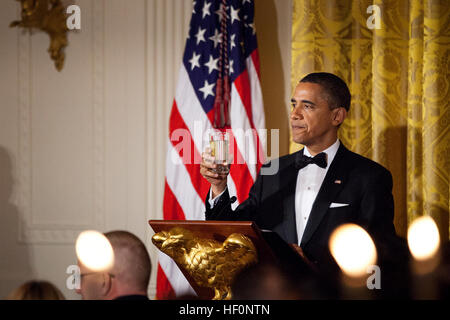 Le président Barack Obama mène un toast à l'Iraq à l'honneur des anciens combattants au cours d'une nation "gratitude", un dîner organisé par le président Obama et la Première Dame Michelle Obama à la Maison Blanche, le 29 février 2012. Le dîner inclut les hommes et les femmes en uniforme de tous rangs, de services, de membres et d'horizons différents, représentant de la plusieurs milliers d'Américains qui ont servi en Irak et a été une expression de reconnaissance de la nation pour les réalisations et d'énormes sacrifices de ceux qui y ont servi et des familles qui les ont soutenus. Flickr - DVIDSHUB - une nation de gratitude le dîner (Image 1 de 8) Banque D'Images