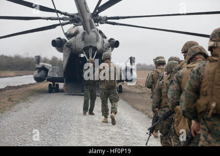 Les Marines du 2e Bataillon de défense aérienne à basse altitude se préparent à bord d'un de l'Escadron d'hélicoptères lourds Marine 366's CH-53D Sea Etalons à l'Armée de l'air ose County Secteur de bombardement, le 8 mars, après avoir participé à l'exercice Sandman. Au cours de l'effort les Marines Sandman pratiqué l'adresse au tir à l'A1 Carbine M-4 et M-16 A2 service rifle, configurer la communication radio champ et tiré des missiles Stinger volant bas au F-15E Strike Fighter's de Seymour Johnson Air Force Base, N.C. 2e pratique Marines LAAD E28098décès par belowE28099 Sandman au cours de l'exercice, 2e LAAD reçoit une formation pratique au sein d'Air F Banque D'Images