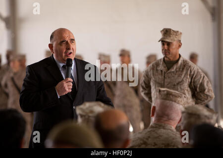 Sir William Patey, ambassadeur britannique en Afghanistan, s'adresse à la foule lors d'une cérémonie de transfert d'autorité à bord Camp Sapadalure, province de Helmand, Afghanistan, le 12 mars 2012. Le général des Marines américain Charles M. Gurganus, général commandant de I Marine Expeditionary Force (MEF) (avant) (FWD) a pris le commandement du Commandement régional (Sud-ouest) de la Marine américaine, le général John A. Toolan, général commandant de II MEF (FWD). (U.S. Marine Corps photo par le Sgt. Andrea M. Olguin/ libéré) Cérémonie de transfert d'autorité 120312-M-NY639-018 Banque D'Images