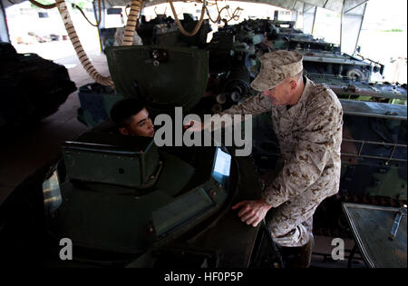 Commandant adjoint du Corps des Marines, le général Joseph F. Dunford Jr., parle avec une compagnie maritime avec Combat Assault, 3e Régiment de Marines, lors de son voyage à Hawaï Base du Corps des Marines, le 16 mars. "Je suis visiter Marine Corps Base Hawaii principalement pour dire merci à tous les Marines plus ici pour tout ce qu'ils font," dit Dunford. "Le général Thiessen m'a dit que ces Marines travaillaient dur et il a suggéré qu'il serait bon que j'ai cessé de dire bonjour." Le Commandant Assistant visites MCBH, CAC 120316-M-JR941-002 Banque D'Images